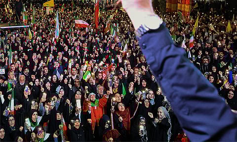 ஈரானில் அரசுக்கு ஆதரவான பேரணியில் திரளான சிறுமிகள், இளம்பெண்கள் பங்கேற்பு
