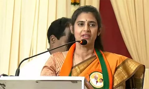 நடிகை  கஸ்தூரி பாஜக வேட்பாளருக்கு தாமரை கோலமிட்டு வாக்கு சேகரிப்பு