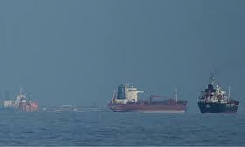 ஈரான் ராணுவம் துப்பாக்கி சூடு; திரும்பிச் சென்ற இந்திய கப்பல்கள் - ஹார்முஸ் ஜலசந்தியில் பதற்றம் 