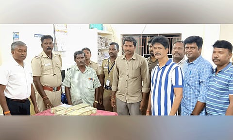 தனியார் பேருந்தில் 2 பேரிடம் ரூ.37 லட்சம் பறிமுதல்: வாக்காளர்களுக்கு கொடுக்க கொண்டுவரப்பட்டதா?