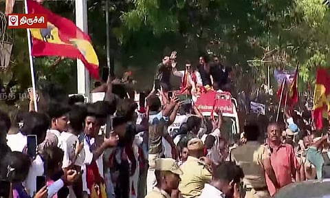 திருச்சியில் த.வெ.க. தலைவர் விஜய் ரோடு ஷோ - தொண்டர்கள் உற்சாக வரவேற்பு 