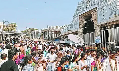 திருச்செந்தூர் முருகன் கோவிலில் குவிந்த பக்தர்கள்.. 3 மணி காத்திருந்து சாமி தரிசனம்
