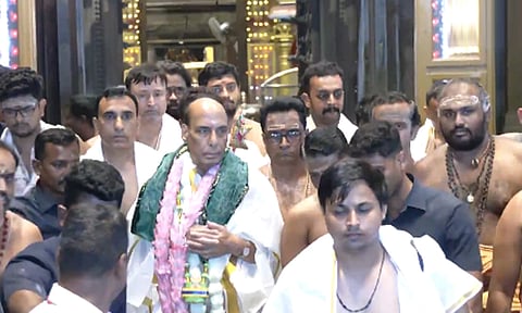 திருச்செந்தூர் முருகன் கோவிலில் மத்திய பாதுகாப்புத்துறை மந்திரி ராஜ்நாத் சிங் சாமி தரிசனம்

