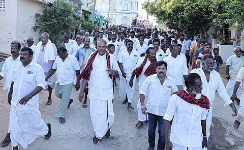 ராதாபுரம் தொகுதி தி.மு.க. வேட்பாளர் அப்பாவு மீனவ கிராமங்களில் வீதி, வீதியாக நடந்து சென்று பிரசாரம்