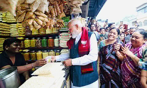 மேற்கு வங்கத்தில் பிரசாரத்திற்கு நடுவே சாலையோர கடையில் சாப்பிட்ட பிரதமர் மோடி  