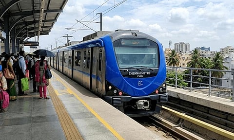 சத்தமாக பேசி பயணிகளுக்கு இடையூறு செய்தால் ரூ.500 அபராதம்: மெட்ரோ ரெயில் நிறுவனம்
