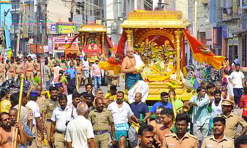 தங்க சப்பரத்தில் உற்சவர்கள்  வீதிஉலா