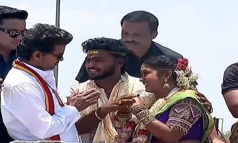 பிரசார வேனில் ஏற்றி புதுமண தம்பதிக்கு வாழ்த்து கூறிய விஜய்