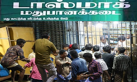 3 நாட்கள் தொடர் விடுமுறையால் டாஸ்மாக் கடைகளில் அலைமோதிய கூட்டம் 