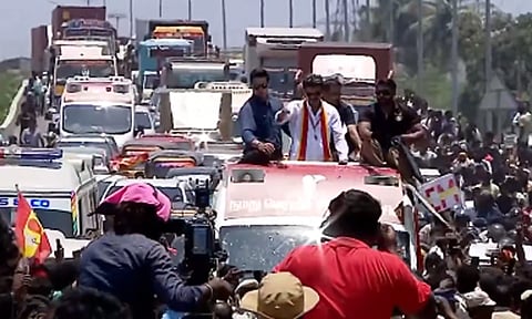 திருவள்ளூரில் வாக்குசேகரிப்பில் ஈடுபடும் தவெக தலைவர் விஜய்

