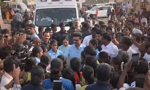 சோழிங்கநல்லூர் தொகுதியில்  பிரசாரத்தில் ஈடுபடும் முதல்-அமைச்சர் மு.க.ஸ்டாலின்

