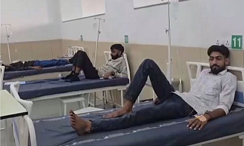 குஜராத்:  திருமண விருந்து சாப்பிட்ட 60 பேருக்கு வாந்தி, பேதி
