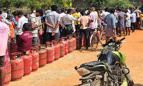 சமையல் எரிவாயு பற்றாக்குறை: பொதுநல மனுவை விசாரிக்க டெல்லி ஐகோர்ட்டு மறுப்பு