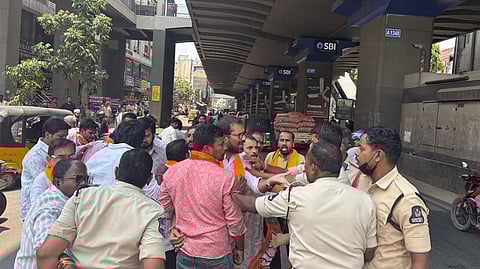 சர்ச்சை பேச்சு எதிரொலி:  தெலுங்கானாவில் கார்கே உருவ பொம்மை எரிப்பு; பொதுமன்னிப்பு கேட்க பா.ஜ.க. வலியுறுத்தல்
