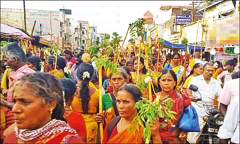 கையில் வேப்பங்குச்சியுடன் கோவிலுக்கு வந்த நகரத்தார்கள்