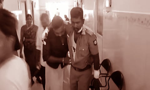 மயிலாடுதுறையில் வாக்குச்சாவடி அருகே தலைமை காவலருக்கு கத்திக்குத்து - ஓய்வு பெற்ற ராணுவ வீரர் கைது