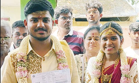 திருவண்ணாமலையில் மணக்கோலத்தில் வந்து வாக்களித்த புதுமாப்பிள்ளை
