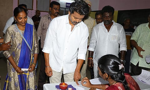 வாக்குப்பதிவு நேரத்தை 2 மணி நேரம் நீட்டிக்க வேண்டும் - விஜய் கோரிக்கை