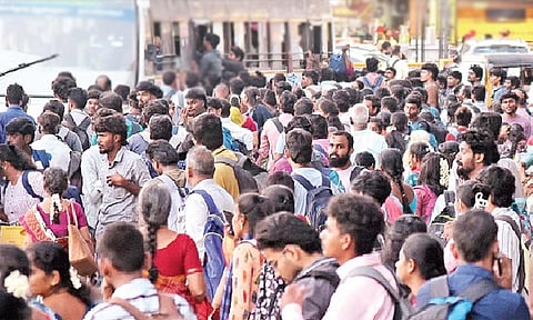 வாக்கு செலுத்த ஊருக்கு செல்ல முடியாமல் தவிக்கும் பயணிகள்: 100 சதவீத வாக்குப்பதிவு சாத்தியமா..? 