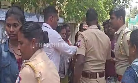 நாங்குநேரி 290-வது வாக்குச்சாவடியில் தேர்தல் புறக்கணிப்பு - வாக்கு செலுத்த வந்த இளம்பெண்ணை பொதுமக்கள் தடுத்ததால் பரபரப்பு 