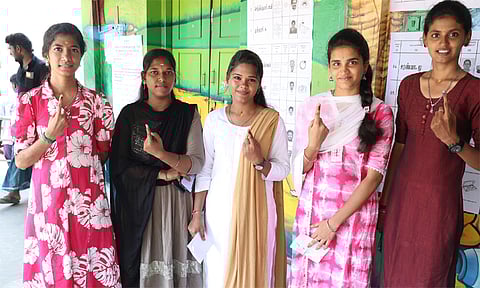 தமிழக சட்டசபை தேர்தல்: 2 மணி நேர இடைவெளியில் வாக்குப்பதிவு நிலவரம் 

