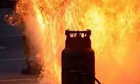 கடலூரில் கேஸ் சிலிண்டர் வெடித்து இடித்து விழுந்த வீடு:பெண் படுகாயம்