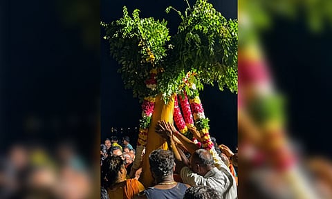 கம்பம் நடப்பட்டு, பூச்சாட்டுதலுடன் விழா தொடங்கியது.