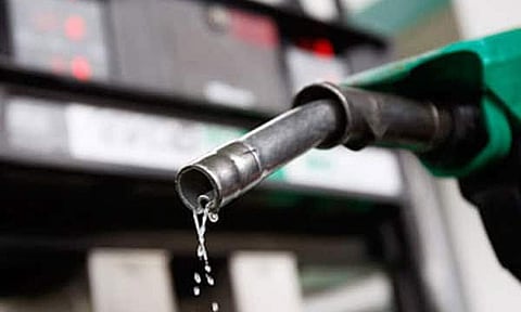 பெட்ரோல், டீசல் விலையை உயர்த்தும் திட்டம் ஏதும் தற்போது இல்லை - மத்திய அரசு 
