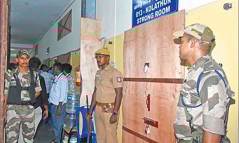 வாக்கு எண்ணும் மையங்களில்  தொகுதி தேர்தல் அலுவலர்கள் தினமும் 2 முறை சென்று ஆய்வு நடத்த தேர்தல் ஆணையம் உத்தரவு 