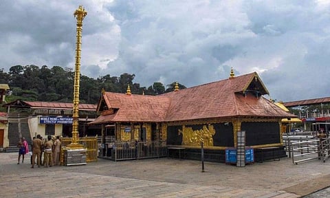 சபரிமலை கோவில் அருகே ஹெலிகாப்டர் பறந்த விவகாரம்; 
விமானி மீது போலீசார் வழக்கு