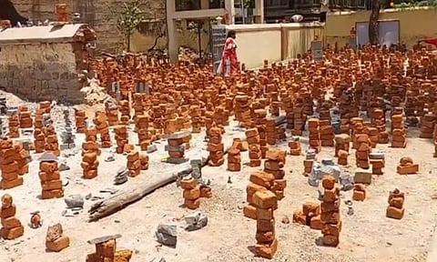 திருவண்ணாமலை: அண்ணாமலையார் கோவிலில்  செங்கற்களை அடுக்கி வைத்து வழிபாடு செய்யும் ஆந்திர பக்தர்கள்

