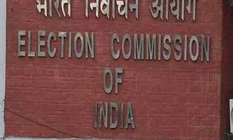 மேற்கு வங்காளத்தில் 5 போலீஸ் அதிகாரிகள் சஸ்பெண்ட் தேர்தல் ஆணையம் அதிரடி