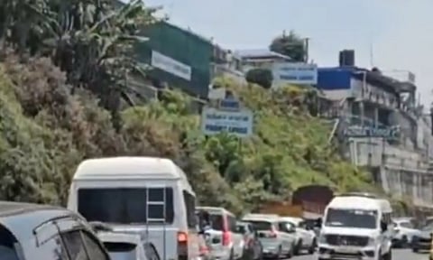 கொடைக்கானலுக்கு படையெடுக்கும் சுற்றுலா பயணிகள்: மலைச்சாலையில் போக்குவரத்து நெரிசல்