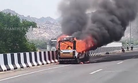 ஆந்திரா: மேம்பாலத்தில் சென்ற வேன் திடீரென தீப்பிடித்து எரிந்ததால் பரபரப்பு 