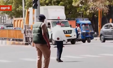 கோடை வெப்பத்தை தணிக்க போக்குவரத்து காவலர்களுக்கு குளிரூட்டும் ஜாக்கெட் - குஜராத்தில் புதிய முயற்சி