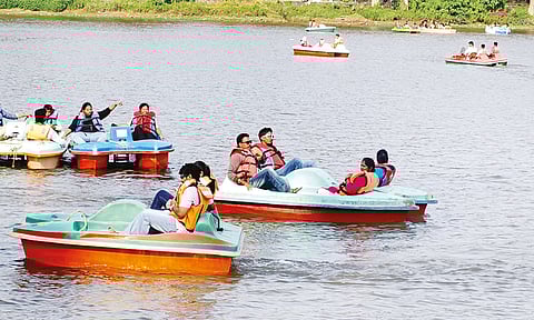 கோடை விடுமுறை: ஏற்காட்டில் குவிந்த சுற்றுலா பயணிகள்
