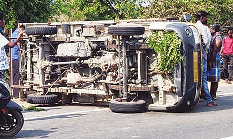 திருவண்ணாமலையில் மினி வேன் கவிழ்ந்து விபத்து