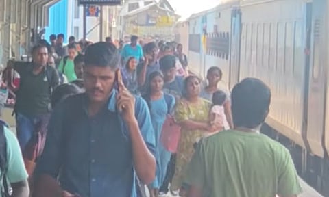  நெல்லை ரெயில் நிலையத்தில் அலைமோதும்  பயணிகள் கூட்டம்