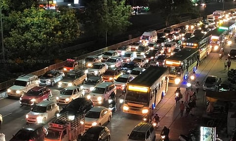 தேர்தல் முடிந்து சென்னை திரும்பிய மக்கள்:  ஜிஎஸ்டி சாலையில் கடும் போக்குவரத்து நெரிசல்