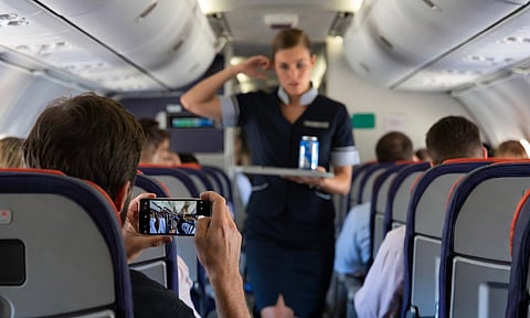 நடுவானில் விமான பணிப்பெண்களை செல்போனில் ரகசியமாக வீடியோ எடுத்த பயணி - அதிர்ச்சி சம்பவம் 

