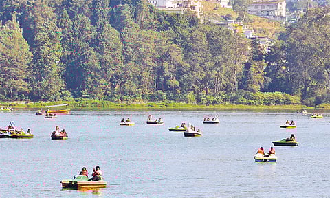 சுட்டெரிக்கும் வெயில்: ஊட்டியில்  குவிந்த சுற்றுலா பயணிகள்