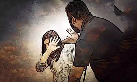 சாலையில் நடந்து கல்லூரி மாணவியிடம் சில்மிஷம்: வாலிபர் கைது
