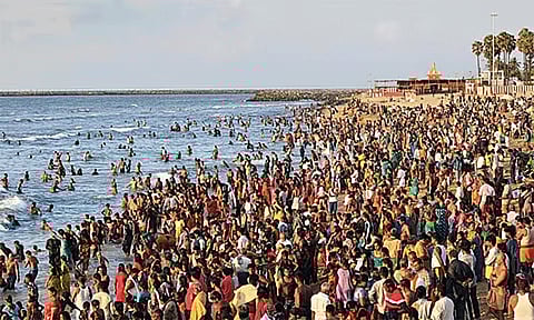 விடுமுறை தினம்: திருச்செந்தூரில் குவிந்த மக்கள் கூட்டம்