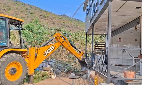 ரெயில்வே இடத்தில் கடை கட்டி வாடகைக்கு விட்ட நபர்.. பொக்லைன் மூலம் இடித்து அகற்றிய அதிகாரிகள்
