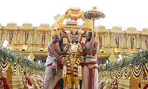 குதிரை வாகனத்தில் எழுந்தருளிய மலையப்ப சுவாமி