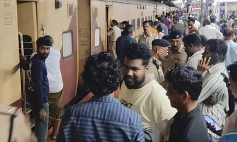 ஏறுவதற்கு முன்பே புறப்பட்ட சென்னை ரெயில்; அதிகாரிகளுடன்  பயணிகள் வாக்குவாதம்