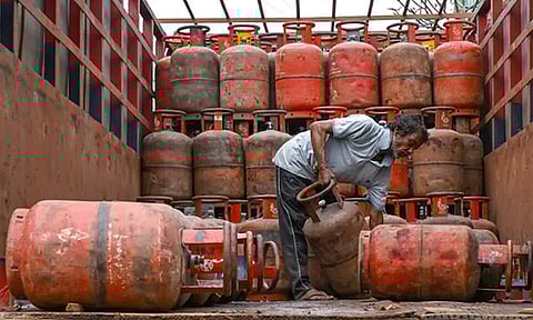 வீடுகளுக்கு புதிய சமையல் கியாஸ் சிலிண்டர் இணைப்பு வழங்குவது நிறுத்தம்