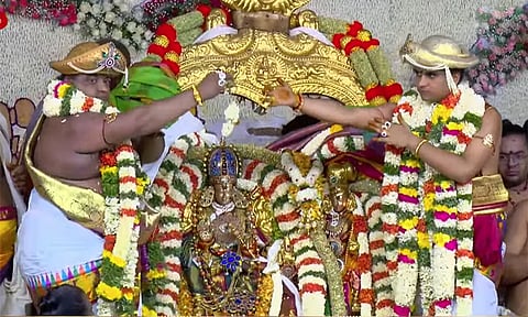 சித்திரை திருவிழா: மீனாட்சி-சுந்தரேசுவரர் திருக்கல்யாணம் கோலாகலம்: லட்சக்கணக்கான பக்தர்கள் பங்கேற்பு