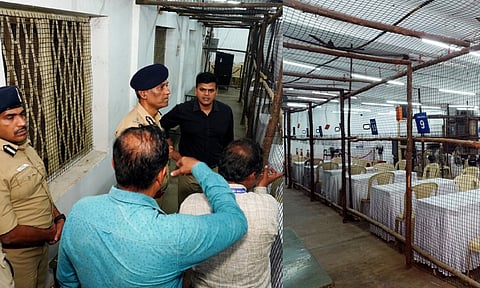 வாக்கு எண்ணும் மையங்களில் மேற்கொள்ளப்பட்டுள்ள பாதுகாப்பு நடவடிக்கைகள் குறித்து தேர்தல் அலுவலர் ஆய்வு