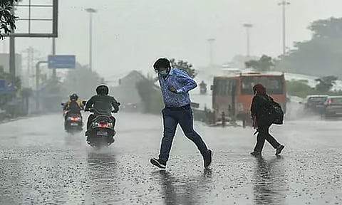 தென்காசி, குமரியில் பரவலாக மழை.. வெப்பம் தணிந்ததால் மக்கள் மகிழ்ச்சி
